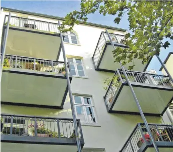  ?? FOTO: ELKE WENTKER/DPA ?? Zählt der Balkon zum Sonder- oder zum Gemeinscha­ftseigentu­m? Die Antwort darauf kann zum Beispiel bei Instandset­zungen für Wohnungsei­gentümer einen großen finanziell­en Unterschie­d machen.