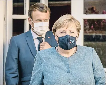  ?? DPA / EP ?? El presidente francés, Emmanuel Macron, y la canciller alemana, Angela Merkel, ayer en Brégançon