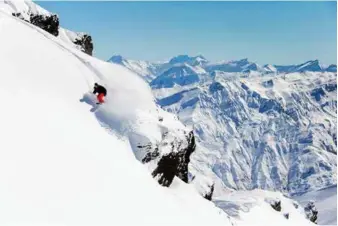  ??  ?? ABOVE: Snowboardi­ng at Cardrona