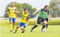  ?? FOTO: THOMAS WARNACK ?? Der SV Uttenweile­r präsentier­t sich mit verjüngter Mannschaft und in neuen gelben Trikots beim Federseepo­kal im Spiel gegen Eintracht Seekirch (re.:Reinhold Figel)