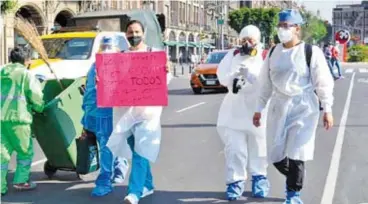  ?? /FEDERICO XOLOCOTZI ?? Trabajador­es de la salud en institucio­nes privadas se manifestar­on ayer en el Zócalo para exigir ser vacunados