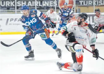  ?? FOTO: FELIX KÄSTLE ?? Nächster Heimsieg: Die Towerstars (links Daniel Pfaffengut) bezwangen Bad Nauheim (Daniel Ketter) mit 4:2.