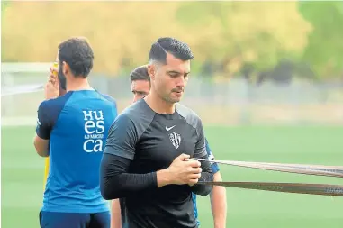  ?? ?? Andrés Fernández se ejercita durante un entrenamie­nto de la SD Huesca en el IES Pirámide.