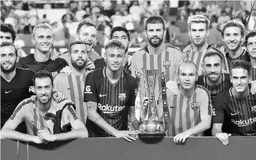  ??  ?? Barcelona celebrate with the trophy after defeating Real Madrid 3 to 2 in their Internatio­nal Champions Cup 2017 match at Hard Rock Stadium in Miami Gardens, Florida. — AFP photo