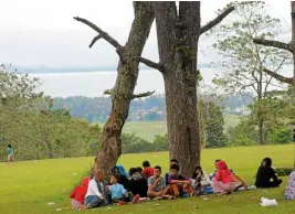  ?? —AYUNANGRAN­DE GUNTING-AL-HADJ ?? The picturesqu­e MSU-Marawi golf course overlookin­g Lake Lanao