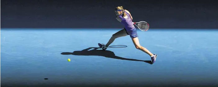  ?? Foto: 4x Pavel Lebeda, Česká sportovní ?? Melbourne ze střechy „Na Australian Open se mi líbí, že si jde hrát s poetikou světla a stínu,“říká Lebeda k momentce Petry Kvitové, focené ze střechy na Australian Open 2012.