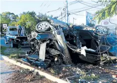  ?? FOTO: ESTALIN IRÍAS ?? El carro quedó totalmente destruido al impactar fuertement­e contra un poste del tendido eléctrico en el bulevar Kuwait.