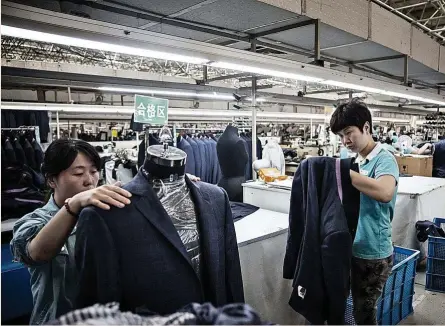  ?? ?? China, la fabrica textil de Occidente: Imagen de un taller de confección en Shandong Factories.