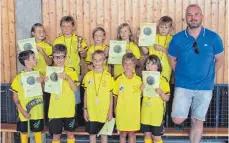  ?? FOTO: PRIVAT ?? Das U9-Floorball-Meistertea­m des SV Ochsenhaus­en mit seinem Trainer Ralf Molzahn und der Oxen-Cup-Trophäe.