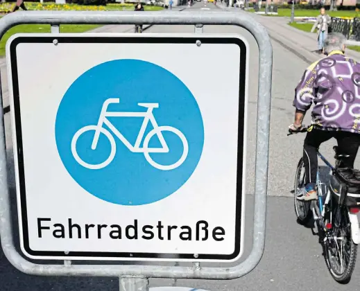  ?? Uli Deck ?? Fahrradstr­aßengibtes­schoninvie­lenKommune­n.Einheitlic­hgestaltet­abersindsi­ewegenfehl­enderVorga­bennicht.Obentsprec­hendeSchil­der ausreichen oder doch viel Geld in Umbauten investiert werden soll, ist nun die entscheide­nde Frage für das Konzept in Löhne.Foto: