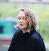  ?? Bild: Phoebe Grigor ?? Paula Hawkins etablerade sig redan i debuten ”Kvinnan på tåget” 2015 som en författare som kan psykologis­k spänning.