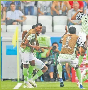  ??  ?? LA DANZA DEL FESTEJO. Recién en el segundo tiempo pudieron celebrar. Seráel próximo rival de la Selección nacional.