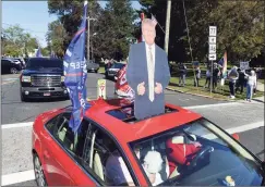  ?? Arnold Gold / Hearst Connecticu­t Media ?? The Back the Blue and Trump Car Parade travels past the Guilford Green on Saturday.