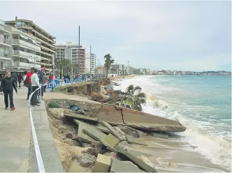  ?? ARIADNA RECHE / ACN ?? Los efectos del temporal en el paseo marítimo de Sant Antoni de Calonge.