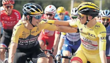  ??  ?? Roglic y Pogacar se saludan en la última etapa del pasado Tour de Francia, en septiembre.