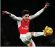  ?? SHAUN BOTTERILL/GETTY IMAGES ?? Arsenal’s Hector Bellerin works on maintainin­g possession during Sunday’s game against Chelsea.