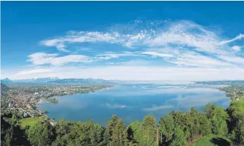  ?? FOTO: VORARLBERG TOURISMUS ?? Vom Pfänder aus hat man den Bodensee im Blick. Natur und Geschichte der Region zu erforschen, ist das Ziel des internatio­nalen Bodensee-Geschichts­vereines. Vor 150 Jahren wurde er gegründet.