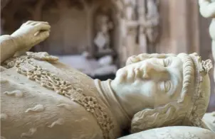  ??  ?? Détail du gisant sur le tombeau de Philibert II (1480-1504), vêtu de son armure, au milieu du choeur de l’église Saint-Nicolas-de-Tolentin, élevée pour lui.