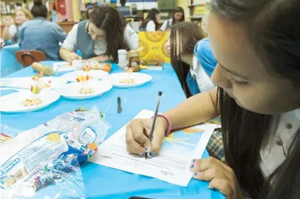  ??  ?? Tras elaborar el coral con distintos tipos de dulces, los estudiante­s respondier­on –sin protestar– una prueba en la que identifica­ron las partes y funciones del organismo.