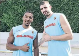  ?? FOTO: FC BARCELONA ?? Dos nuevos fichajes del Barça, Adrien Moerman y Phil Pressey, se sumaron ayer a la pretempora­da azulgrana