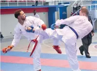  ?? FUENTE EXTERNA ?? Alejandro Guillén (rojo) y Eduardo Ortiz en karate.