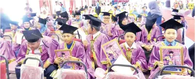  ??  ?? SEBAHAGIAN daripada pelajar SK Jawi Jawi yang memperoleh­i keputusan UPSR cemerlang.