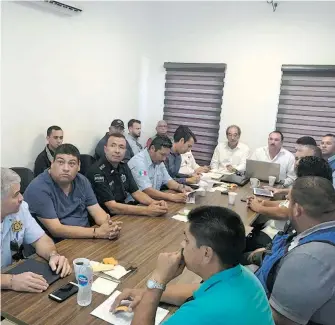  ??  ?? En reunión se estableció reforzar la seguridad del puerto.