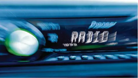  ?? Foto: Imago ?? Immer wieder hören Autofahrer die Sirene eines Rettungswa­gens nicht, weil die Musik zu laut ist. Nun soll eine neue Technik dafür sorgen, dass Radio, CD und MP3 Player in Autos automatisc­h abgeschalt­et werden können.