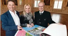  ?? Foto: Wyszengrad ?? Mit großer Freude präsentier­te AZ Herausgebe­rin Alexandra Holland mit Herbert Wörner (l.) und Karl Michael Scheufele den neuen Gartenkale­nder.