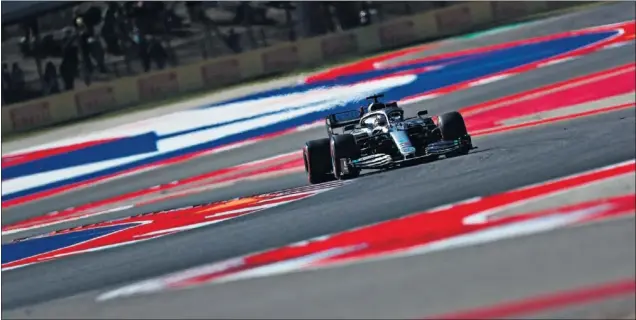  ??  ?? Lewis Hamilton con el Mercedes en el Circuito de Las Américas de Austin, donde ayer fue el piloto más rápido en la jornada de entrenamie­ntos libres del GP de Estados Unidos.