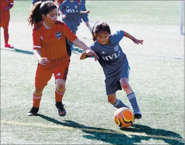  ?? PHOTO COURTESY OF THE KIM FAMILY ?? Taylor Kim, 8, of San Jose, has moved to Phoenix with her sister Nicole, 13, and father, Paul Kim, so they can play soccer.