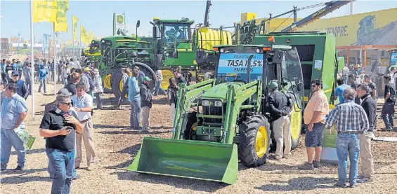  ?? MAXI FAILLA ?? Fierros. Los tractores y cosechador­es son el gran atractivo para los visitantes de Expoagro. Los extranjero­s buscan tecnología local.