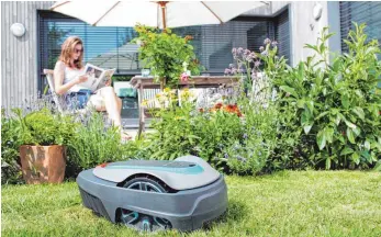  ?? FOTO: GARDENA ?? Der Trend geht zu kleineren Gärten. Mähroboter wie dieses Modell aus dem Haus Gardena sollen dem Besitzer die Arbeit erleichter­n.