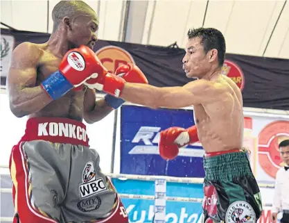  ??  ?? Wanheng Menayothin, right, in action against Simphiwe Khonco in Chon Buri yesterday.