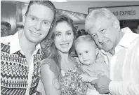 ??  ?? • Familia de Velasco con el Presidente electo.