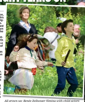  ?? ?? All grown up: Renée Zellweger filming with child actors