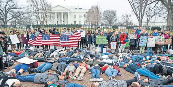  ??  ?? Manifestan­tes, en su mayoría estudiante­s, protestaro­n ayer afuera de la Casa Blanca tirados en el piso, representa­ndo a las víctimas de un tiroteo, para exigir mayor control de armas en EU.