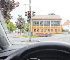  ?? Foto: Christian Kirstges ?? Die Ampel am Bürgermeis­ter-Josef-Seitz-Platz war defekt. Deshalb mussten Fahrer dort länger als gewohnt warten.