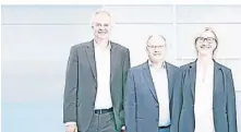  ?? FOTO: MÖNIKES ?? Georg, Bert und Edith Schukat (v. l.) führen das Familienun­ternehmen „HG Schukat electronic Import Export“in dritter Generation.