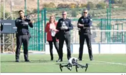  ?? D. A. ?? Agentes practican con un dron en presencia de la primera edil.
