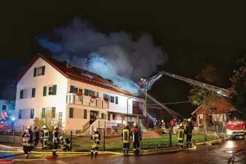  ?? Foto: Mario Obeser ?? 200 Rettungskr­äfte waren bei einem Brand am Montagaben­d in Kleinbeure­n im Einsatz.