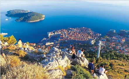  ?? [ G. Friedrich ] ?? Blick vom Hausberg Srd auf die Altstadt von Dubrovnik. Auf dem Berg befindet sich auch ein Unabhängig­keitsmuseu­m.