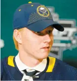  ?? PHOTO AFP ?? Rasmus Dahlin a parlé d’un sentiment de fierté en enfilant le chandail des Sabres, hier, à Buffalo.