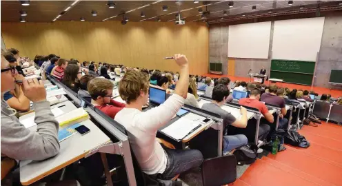  ?? Foto: dpa/Ralf Hirschberg­er ?? Studienanf­änger sitzen im Oktober 2013 in einer Vorlesung der Juristisch­en Fakultät der Universitä­t Potsdam.