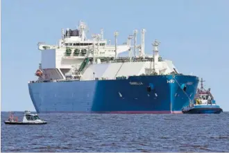  ?? EFE ?? Un buque cargado con gas natural licuado (GNL) en el puerto de Swinoujsci­e, Polonia, ayer.