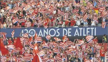  ?? Foto: EFE ?? Aficionado­s del Atlético de Madrid en el Cívitas Metropolit­ano en el 120 aniversari­o