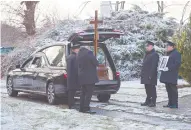  ?? ?? Vehículo que lleva el féretro de Boguslaw Wos, uno de dos polacos muertos en la explosión de un misil provenient­e de Ucrania./AP