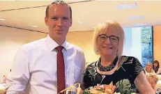  ?? FOTO: KREIS METTMANN ?? Staatssekr­etär Jan Heinisch verabschie­dete Ursula Greve-Tegeler mit Blumen und selbst gemachtem Honig.