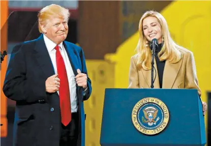  ?? KEITH SRAKOCIC/AP ?? Ivanka Trump habla junto a su padre en la empresa H&K Equipment Company en Coraopolis, Pennsylvan­ia.