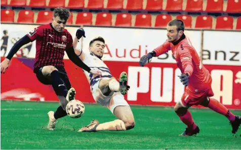  ?? Foto: Roland Geier ?? Der Ausgleich: Dennis Eckert Ayensa lässt sich nicht stoppen und trifft zum 1:1. Am Ende gewannen die Schanzer gegen den MSV Duisburg mit 2:1 und eroberten den zweiten Platz in der 3. Liga zurück.